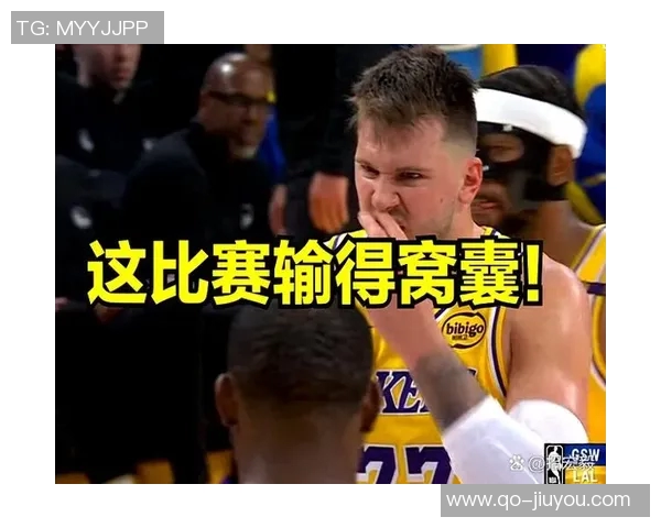 东契奇训练时单脚投三分球10米远险些命中引发里夫斯惊叹 东契奇训练时单脚投三分球10米远险些命中引发里夫斯惊叹