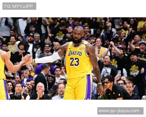 詹姆斯强调团队合作的重要性以身作则激励队友共同进步 詹姆斯强调团队合作的重要性以身作则激励队友共同进步