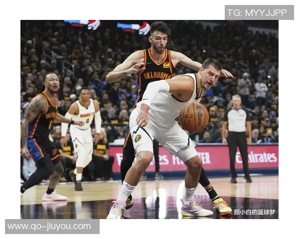 约基奇对抗训练后与裁判深入交流20分钟探讨比赛规则与判罚细节 约基奇对抗训练后与裁判深入交流20分钟探讨比赛规则与判罚细节