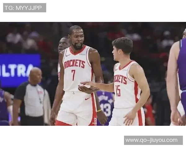 谢泼德与杜兰特击掌庆祝打得可以的默契配合引发全场欢呼